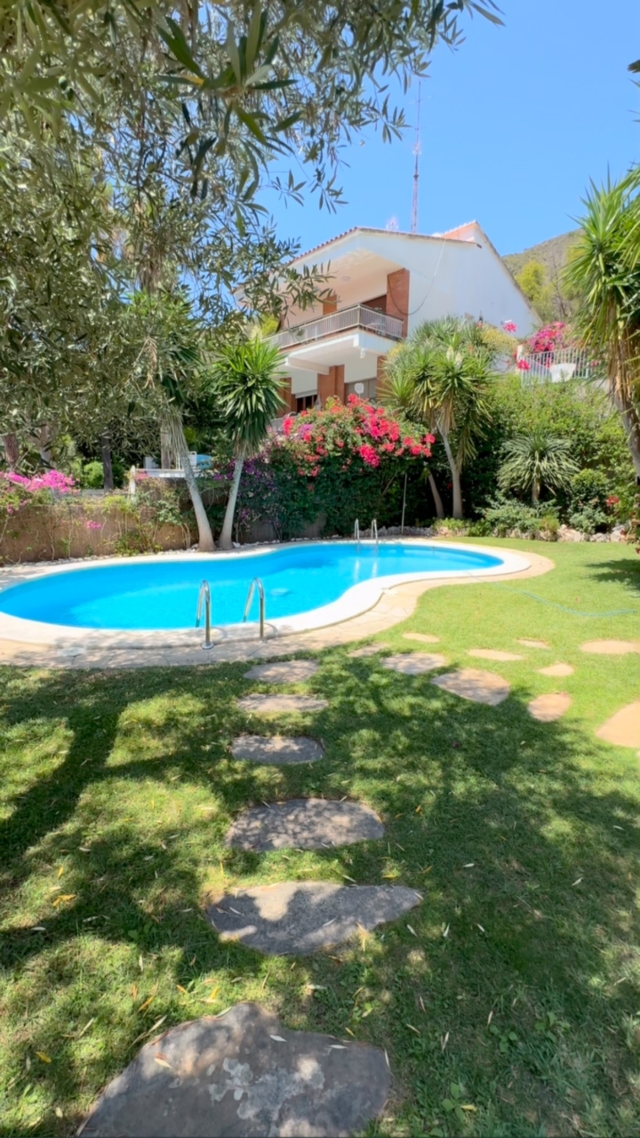 Ref. 85055

🏡 Preciosa casa a 4 vientos en El Poal
Descubre esta espectacular vivienda de 207 m² sobre parcela de 517 m², con 3 plantas, vistas increíbles y jardín con piscina.

✨ Salón a dos niveles con chimenea
🍽️ Cocina office con salida al jardín
🛏️ 5 habitaciones (1 suite con vestidor)
🚗 Garaje para 3 coches + gran trastero
🌿 Zona exterior perfecta para disfrutar al aire libre

Con acabados de calidad, calefacción central y excelente ubicación en zona tranquila y bien comunicada. ¡Una joya lista para entrar a vivir! 💫

👉🏼 1.180.000 €

📲 ¡Llámanos y ven a visitarlo!

📞 93 517 50 59
📲 678 587 463
📧 info@dextrapisos.com 
📍Av. Manuel Girona, 14 Castelldefels 
📍C/ Doctor Fleming, 8 Castelldefels

Tenim la clau 🔑
www.dextrapisos.com 

#castelldefels #gava #ajuntamentcastelldefels #compraventa #inmobiliaria #casa #agenteinmobiliario #notaria #casaenventacastelldefels #dextrapisos #tenimlaclau #castelldefelsplatja #castelldefelsplaya #castelldefelsturisme #castelldefelspueblo #castelldefelspoble