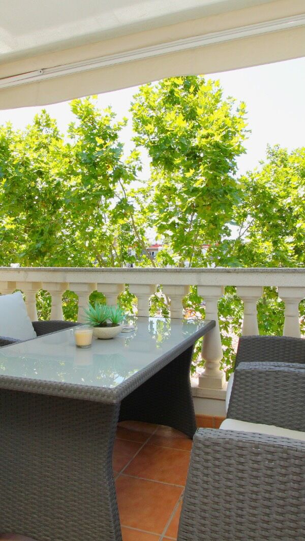 Ref. 34045

🏡Magnífica vivienda tipo tríplex en la mejor zona residencial de Castelldefels, en Montemar Bajo. Piso de alto standing y materiales de primera calidad. 

✨ Salón con salida a terraza
🍽️ Cocina office
🛏️ 3 habitaciones (1 suite con vestidor) 
🛁 3 baños
🏡 Buhardilla de 30 m2
🪴 Terraza de 25m2 con pérgola y barbacoa 

¡Diseño y confort en una vivienda exclusiva! 💫

👍🏼 780.000 €

📲 ¡Llámanos y ven a visitarlo!

☎️ 93 517 50 59
📲 678 587 463
📧 info@dextrapisos.com
📍 Av. Manuel Girona, 14 Castelldefels
📍 C/ Doctor Fleming, 8 Castelldefels

Tenim la clau 🔑
www.dextrapisos.com

#castelldefels #gava #ajuntamentcastelldefels #compraventa #inmobiliaria #casa #agenteinmobiliario #notaria #casaenventacastelldefels #dextrapisos #tenimlaclau #castelldefelsplatja #castelldefelsplaya #castelldefelsturisme #castelldefelspueblo #castelldefelspoble #gavapoble #gavamar