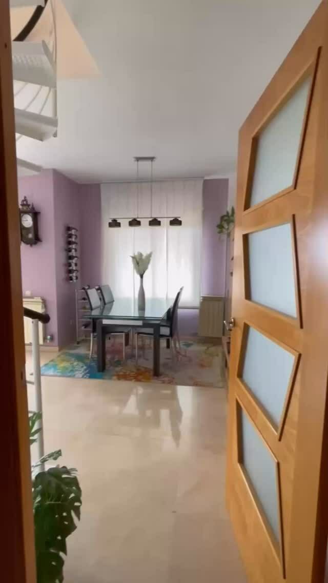 Ref. 34045

🏡Ático exclusivo en Gavà, en finca de obra vista con ascensor.
Ubicación privilegiada, rodeado de servicios y excelente conexión.

✨ Salón con salida a terraza
🍽️ Cocina office
🛏️ 3 habitaciones (1 suite con vestidor)
🪴 Terraza privada de 65m2 con vistas despejadas, ideal para disfrutar al aire libre.

¡Una joya lista para entrar a vivir! 💫

👍🏼 409.000 €

📲 ¡Llámanos y ven a visitarlo!

☎️ 93 517 50 59
📲 678 587 463
📧 info@dextrapisos.com
📍 Av. Manuel Girona, 14 Castelldefels
📍 C/ Doctor Fleming, 8 Castelldefels

Tenim la clau 🔑
www.dextrapisos.com

#castelldefels #gava #ajuntamentcastelldefels #compraventa #inmobiliaria #casa #agenteinmobiliario #notaria #casaenventacastelldefels #dextrapisos #tenimlaclau #castelldefelsplatja #castelldefelsplaya #castelldefelsturisme #castelldefelspueblo #castelldefelspoble #gavapoble #gavamar